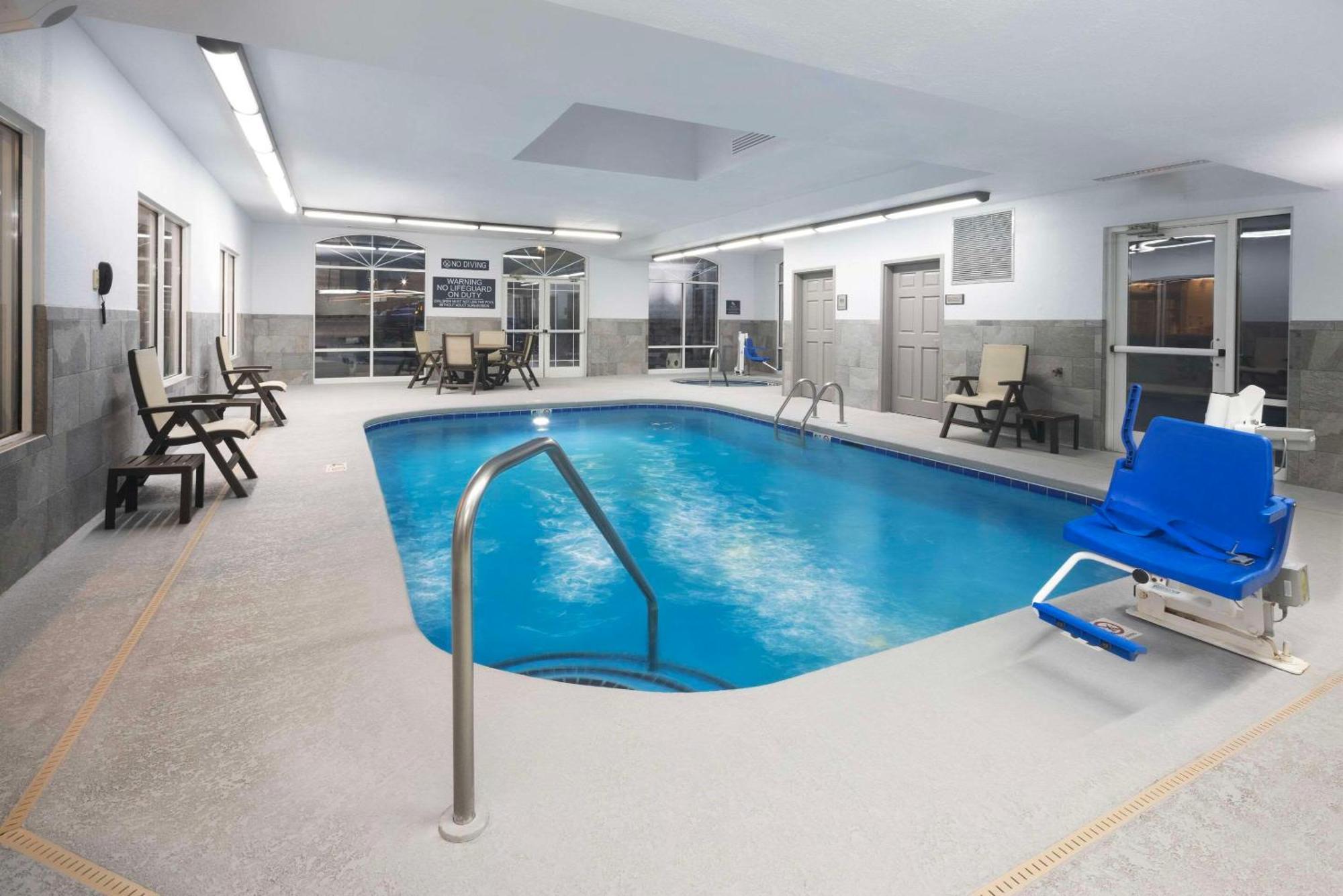 Country Inn & Suites By Radisson Asheville Downtown Tunnel Road Εξωτερικό φωτογραφία